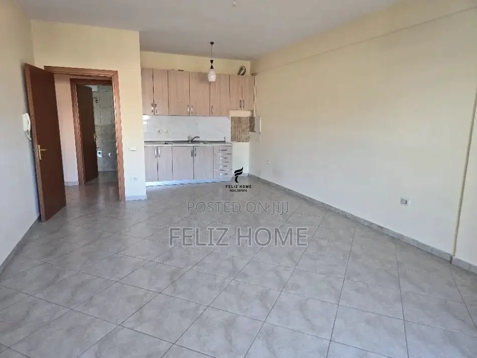 ZYRE ME QERA 120 M2 RRUGA BARDHYL 80.000 LEKE
