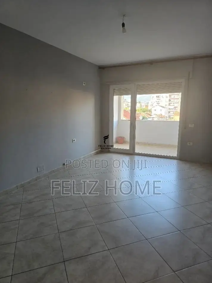ZYRE ME QERA 120 M2 RRUGA BARDHYL 80.000 LEKE