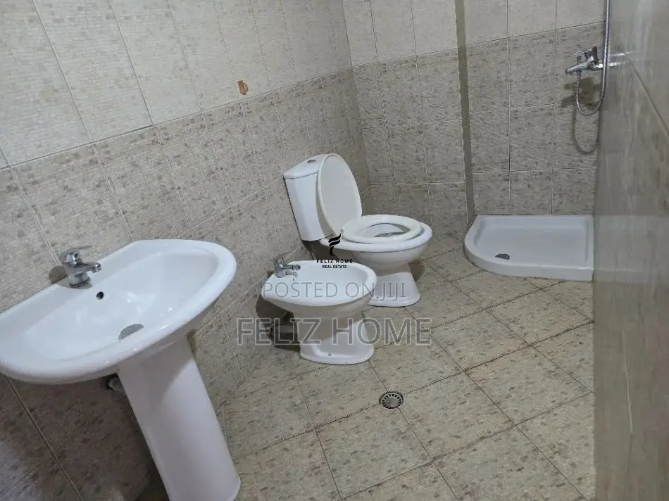 ZYRE ME QERA 120 M2 RRUGA BARDHYL 80.000 LEKE