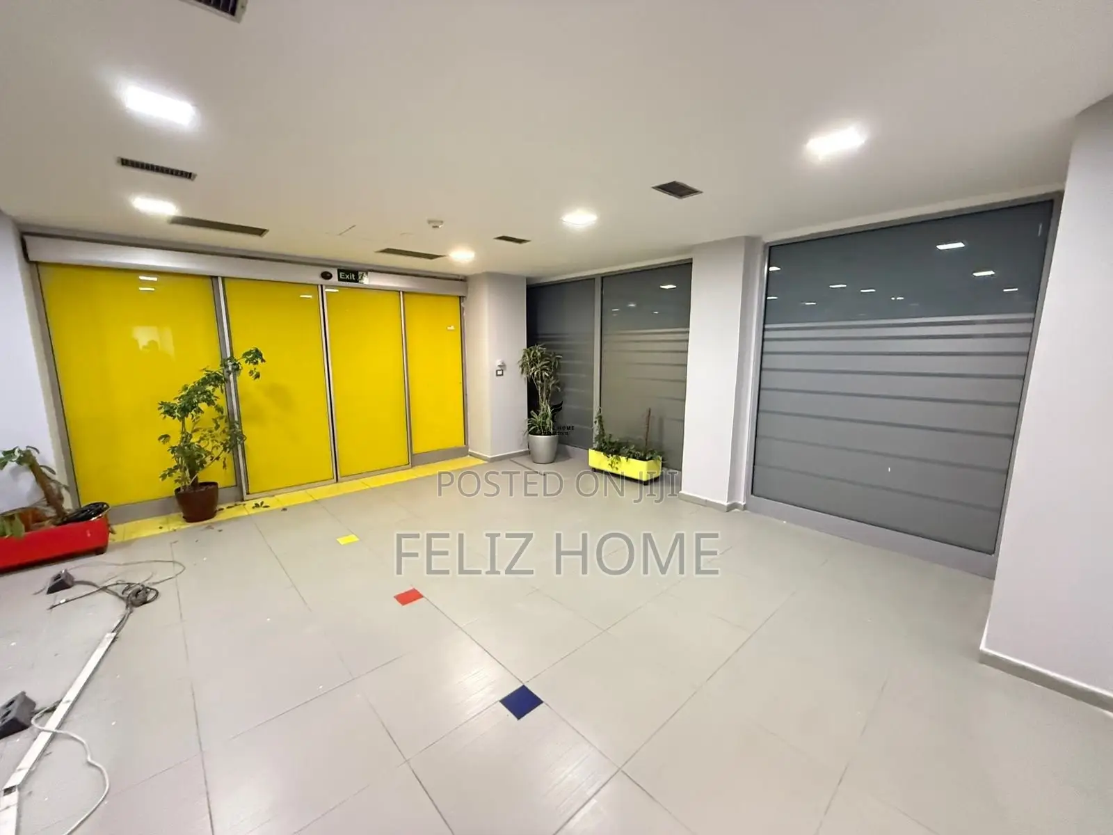 ZYRE ME QERA 580 M2 RRUGA E KAVAJES 11.000 EURO