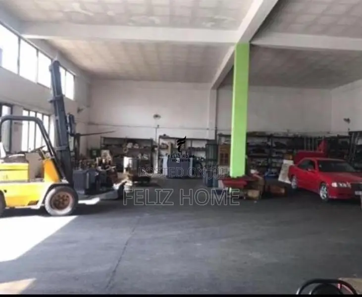 KAPANON ME QERA 560 M2 AUTOSTRADA TIRANE-DURRES 3.900 EURO