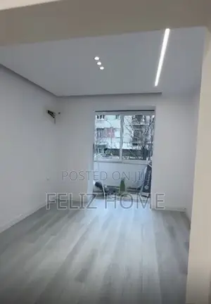 ZYRE ME QERA 80 M2 RRUGA E BARRIKADAVE 1.000 EURO