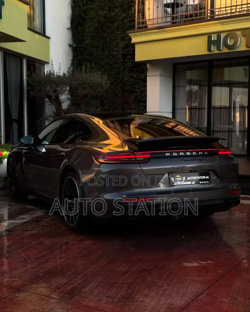 Porsche Panamera 4S
