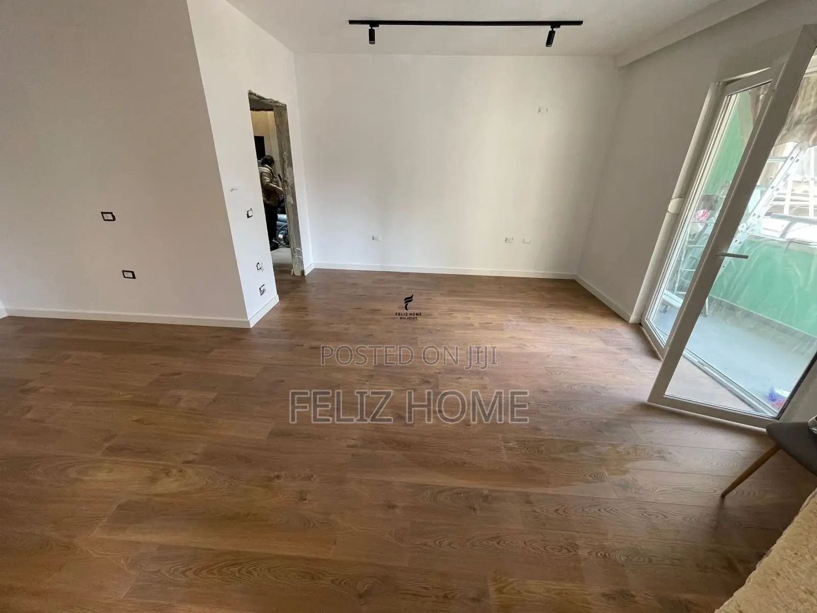ZYRE ME QERA 67 M2 AIR ALBANIA 1.000 EURO