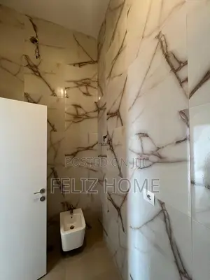 ZYRE ME QERA 106M2 RRUGA E BARRIKADAVE 120.000 LEKE