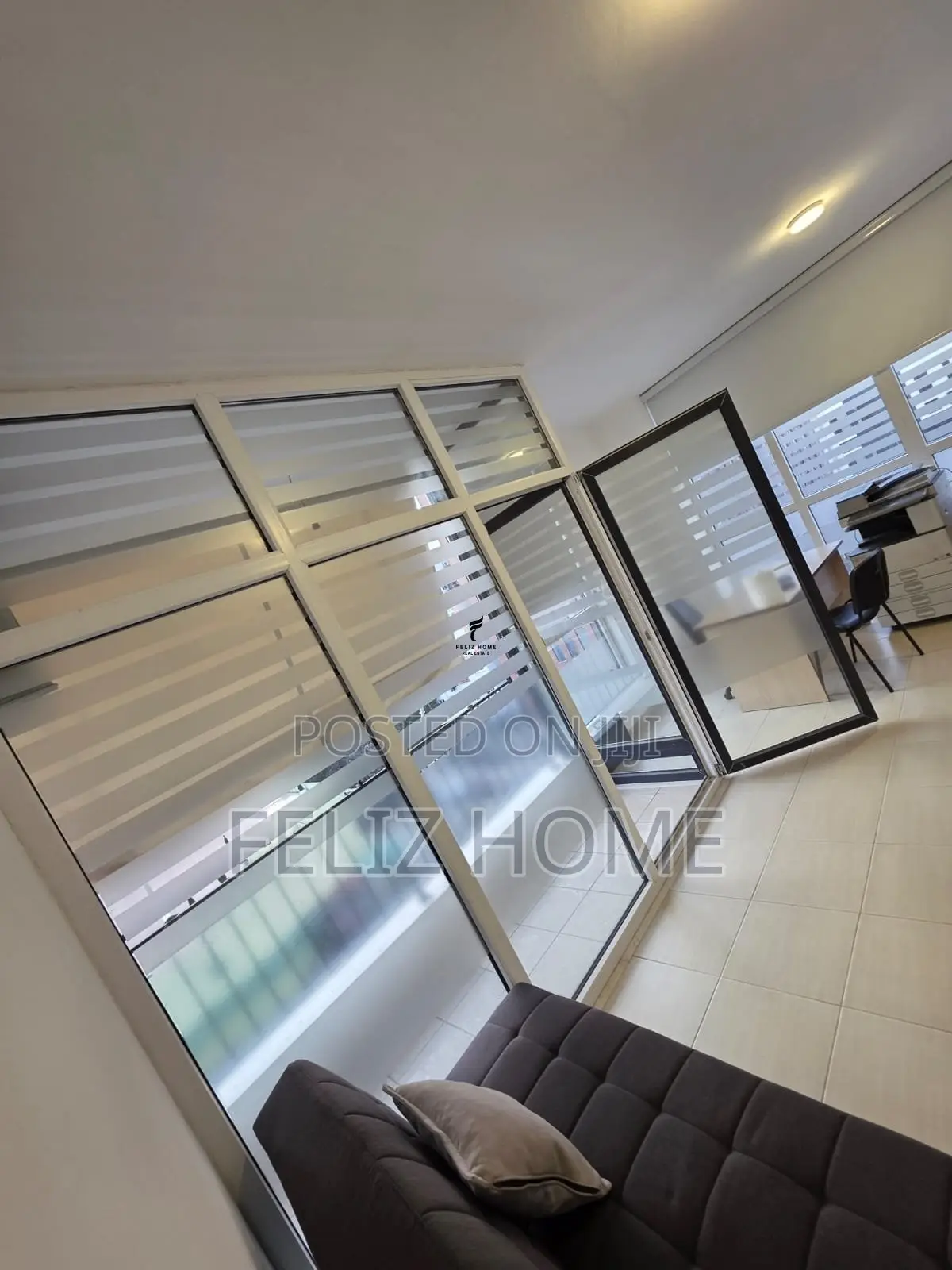 ZYRE ME QERA 60M2 BULEVARDI RI 44.000 LEKE