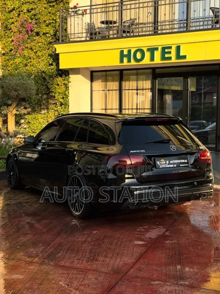 Mercedes Benz C63 AMG