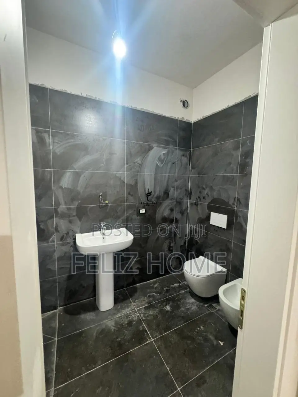 SHITET APARTAMENT 3+1+2+DEPO KOMUNA E PARISIT 375.000 EURO