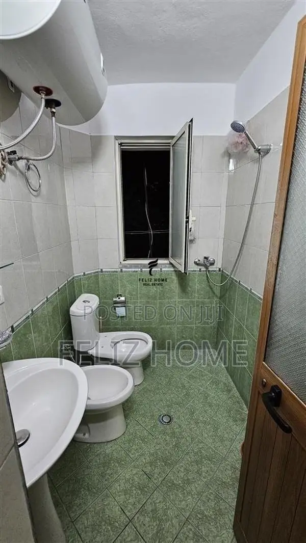 APARTAMENT ME QERA 2+1 STACIONI TRENIT 55.000 LEKE