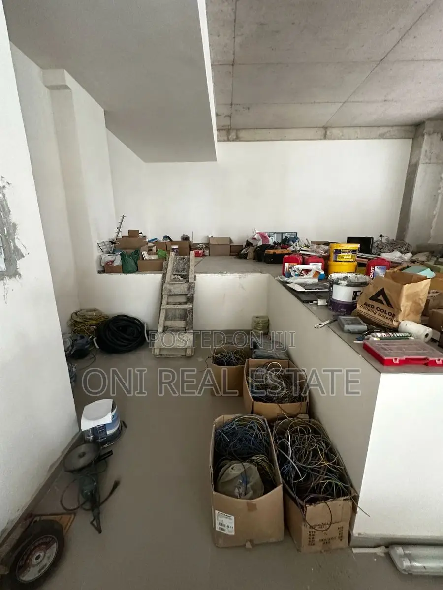 Store to rent Komuna e Parisit - Kristal Center (Tirana - city)