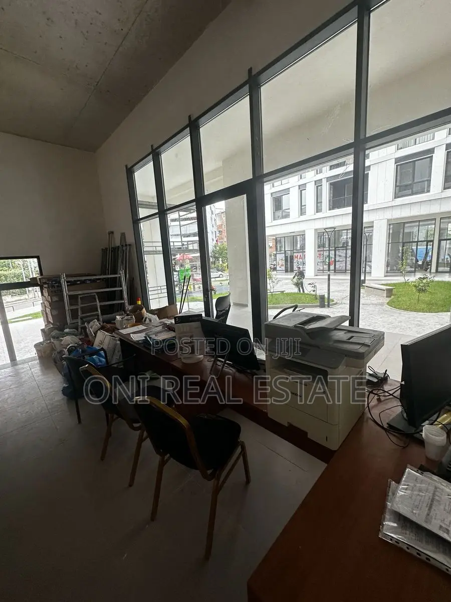 Store to rent Komuna e Parisit - Kristal Center (Tirana - city)