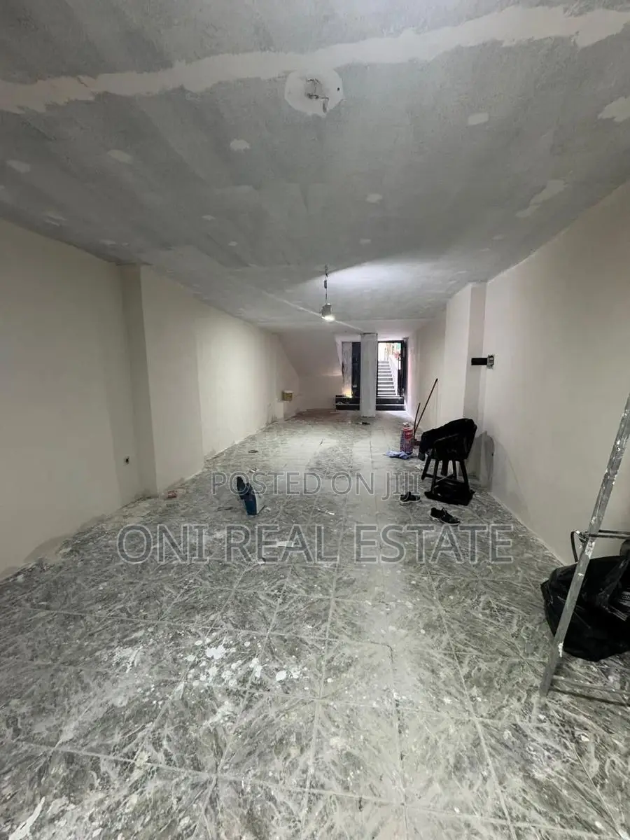 Store to rent Komuna e Parisit - Kristal Center (Tirana - city)
