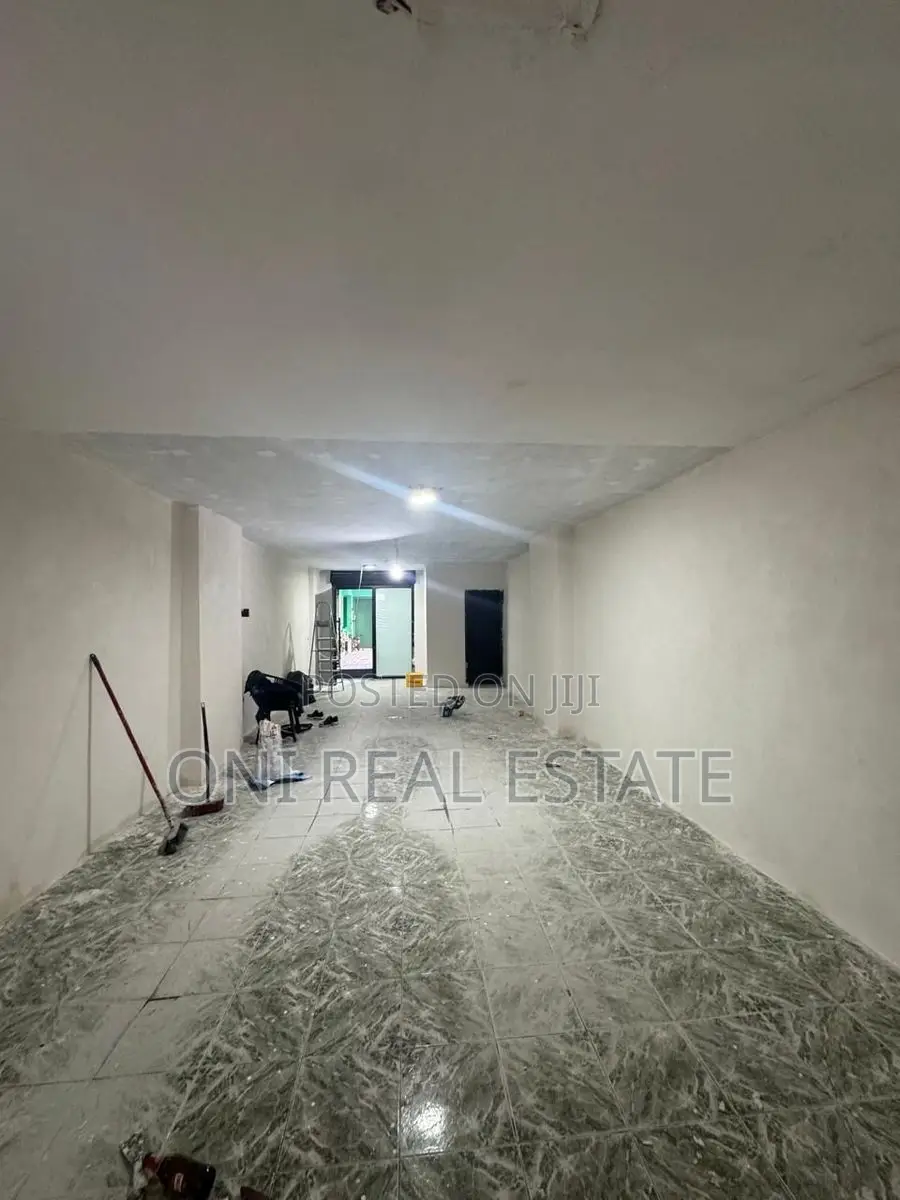 Store to rent Komuna e Parisit - Kristal Center (Tirana - city)