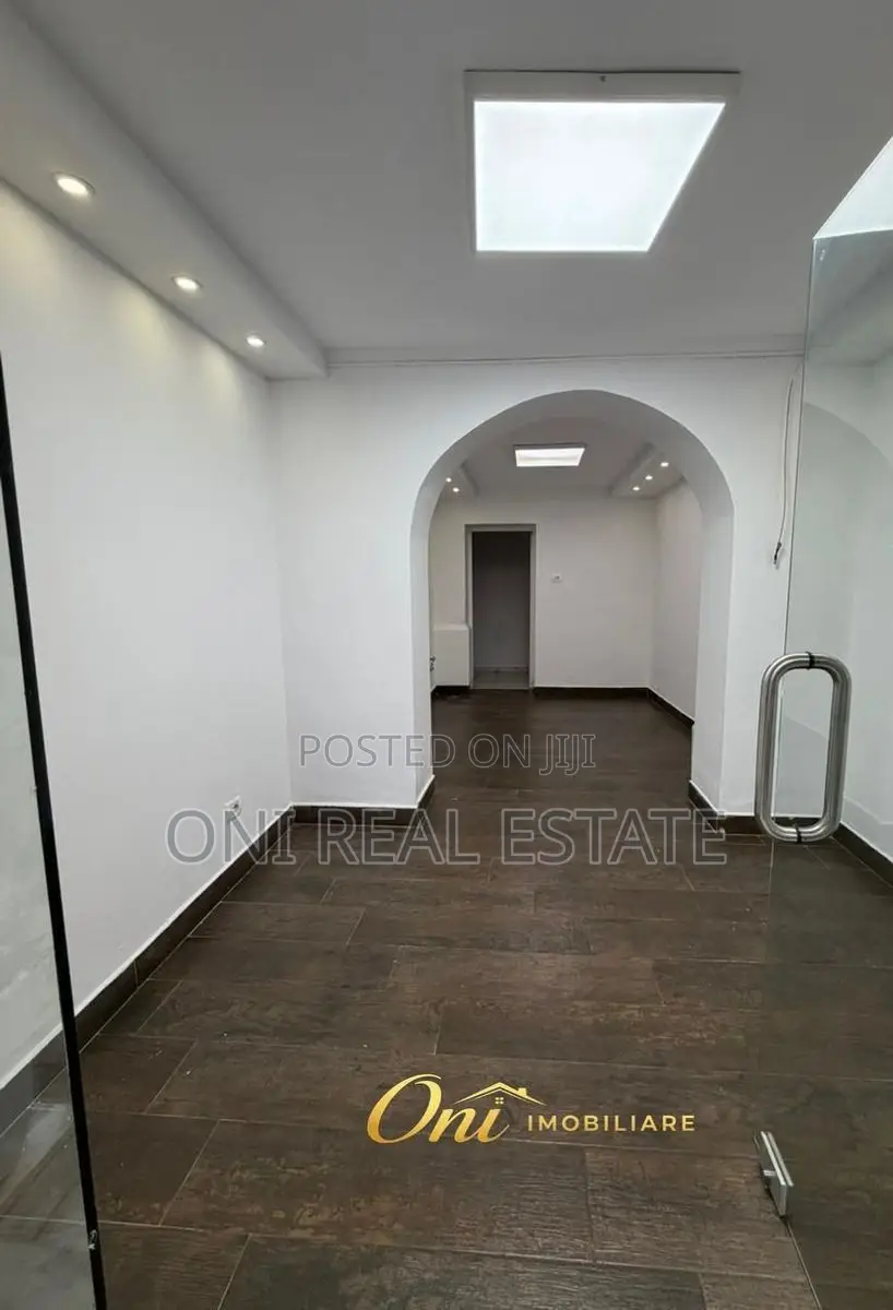 Store to rent Wilson Square (Tirana - city)