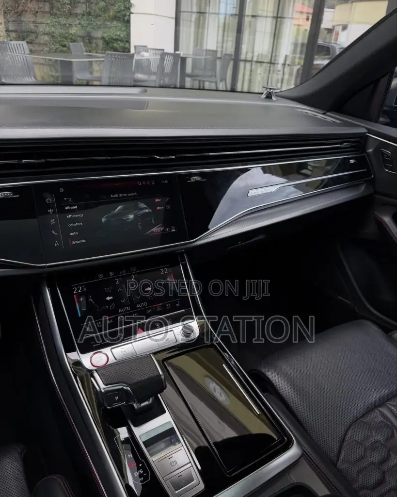 Audi RSQ8