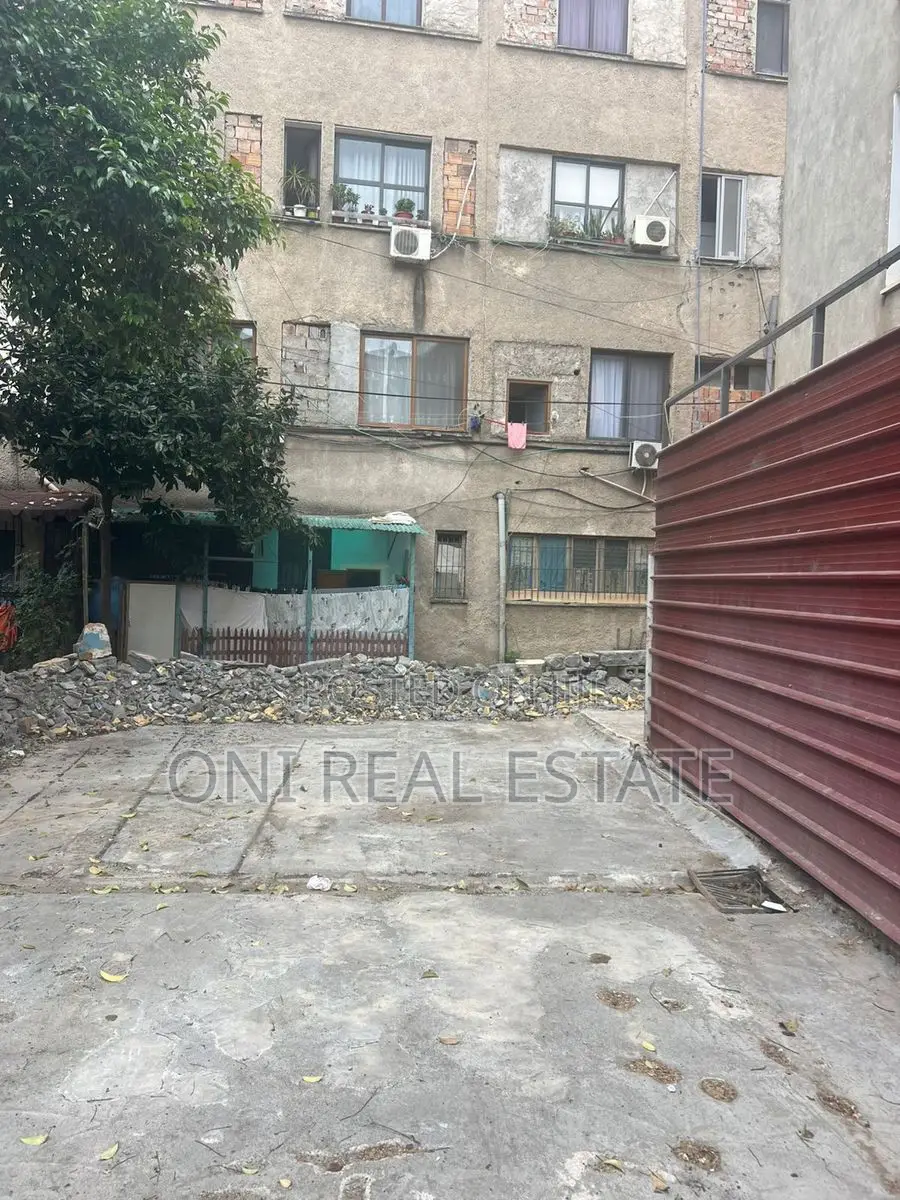 Parking to rent Komuna e Parisit - Kristal Center (Tirana - city)