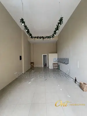 Store to rent Komuna e Parisit - Kristal Center (Tirana - city)