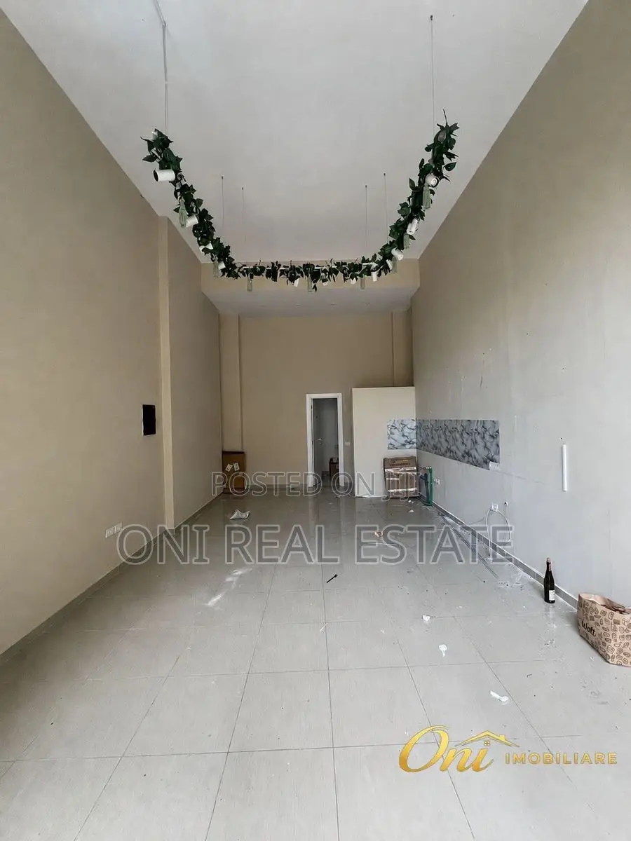 Store to rent Komuna e Parisit - Kristal Center (Tirana - city)