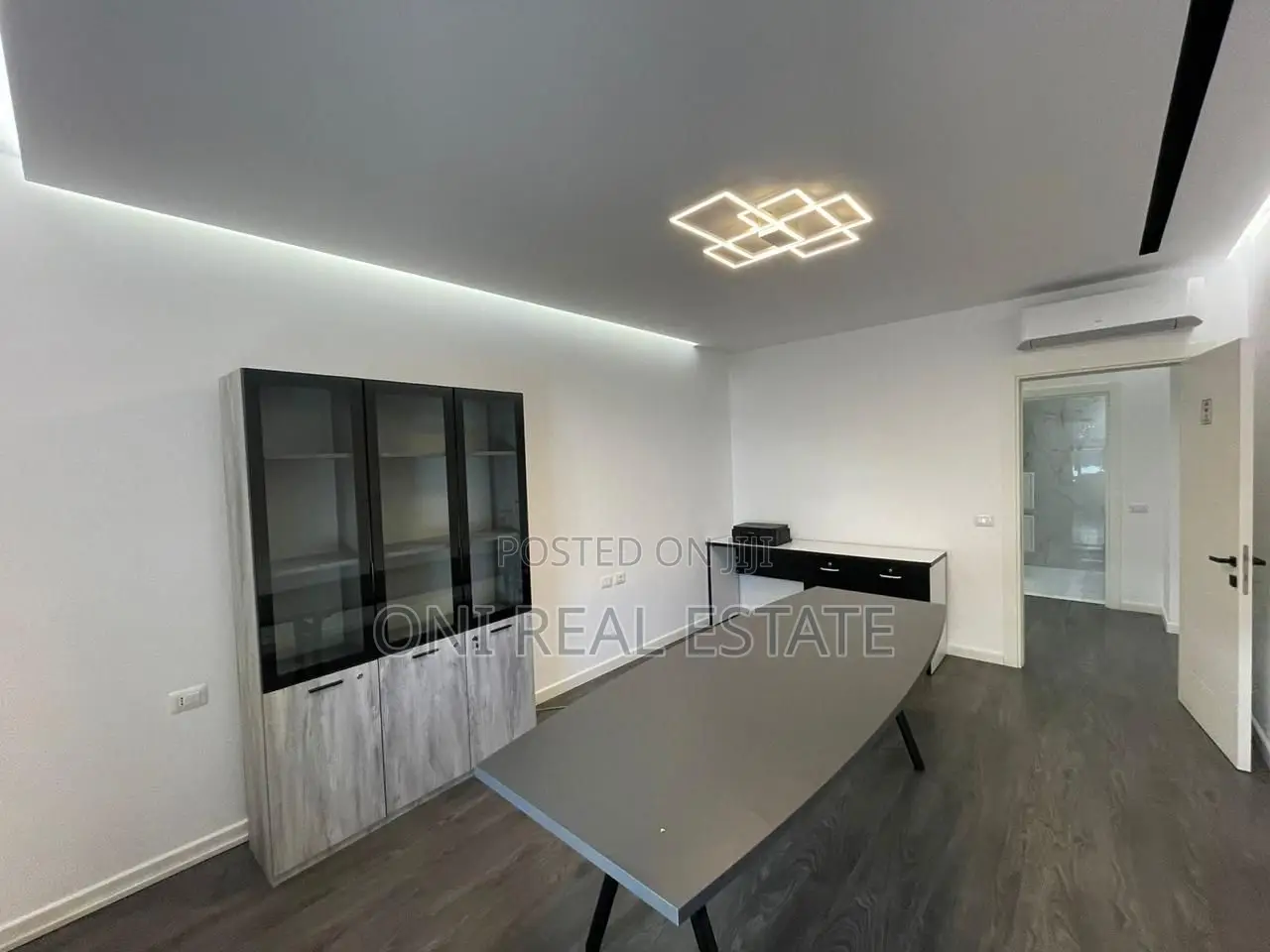 Office to rent Komuna e Parisit - Kristal Center (Tirana - city)