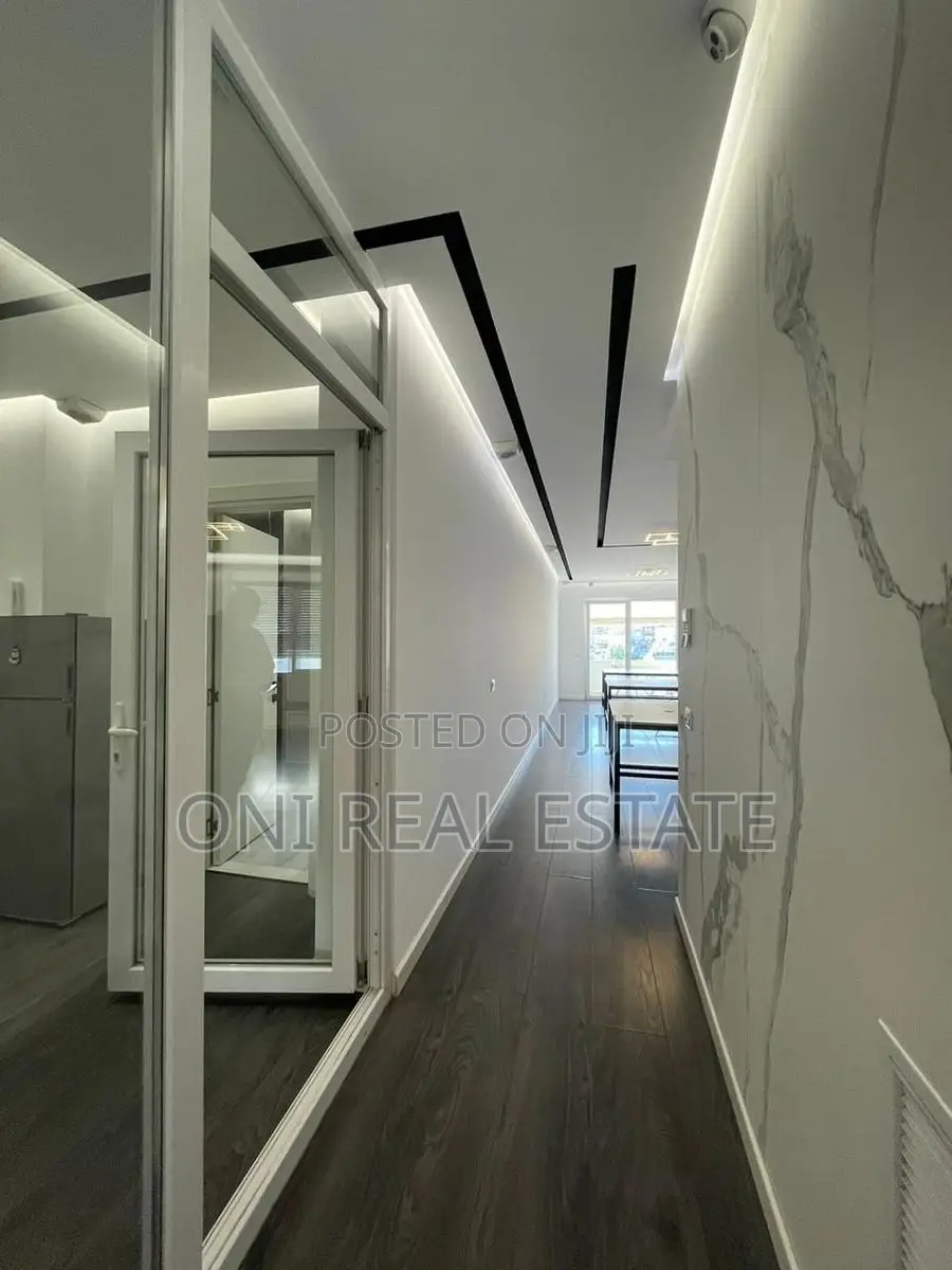 Office to rent Komuna e Parisit - Kristal Center (Tirana - city)