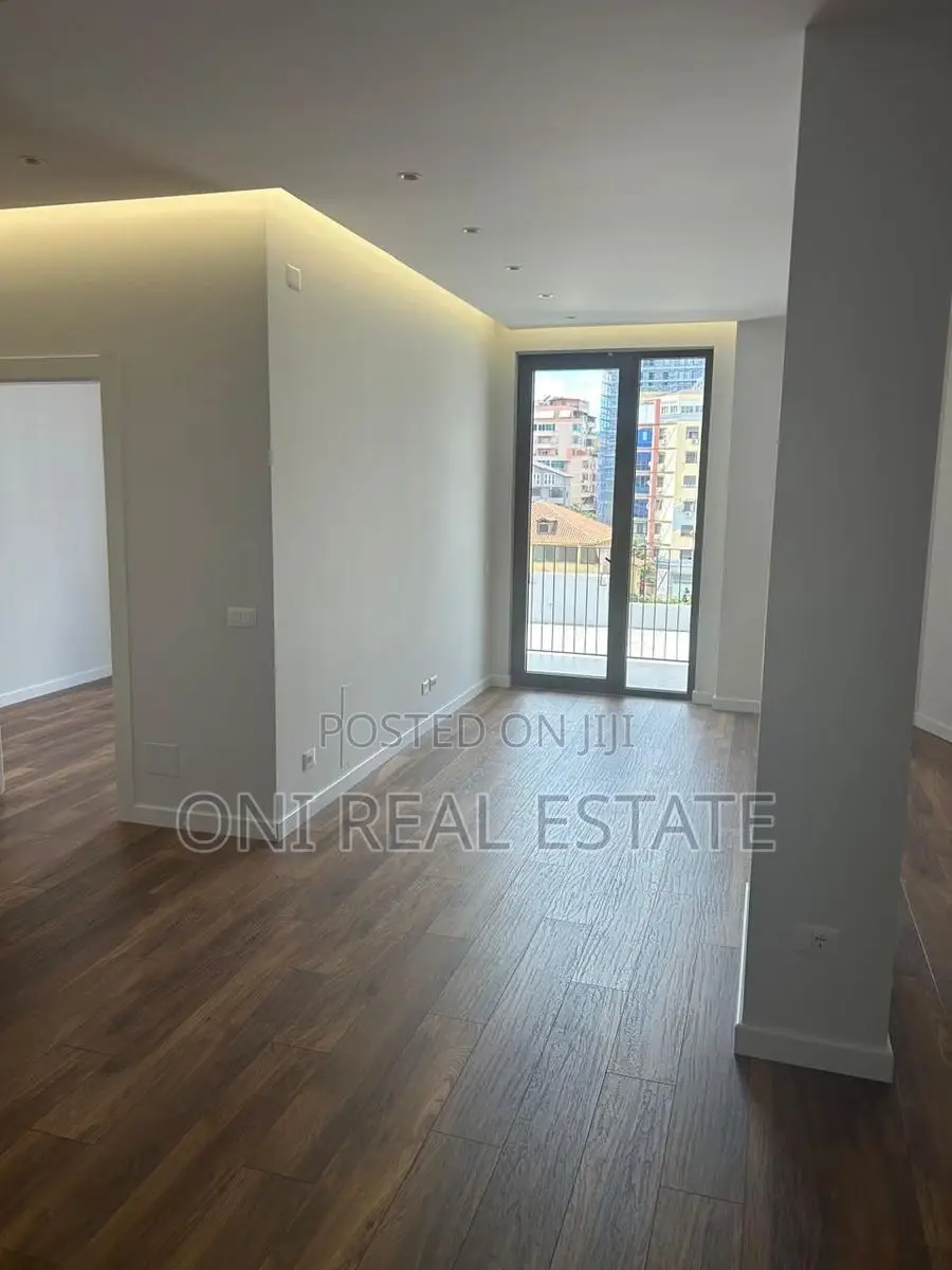 Office to rent Komuna e Parisit - Kristal Center (Tirana - city)