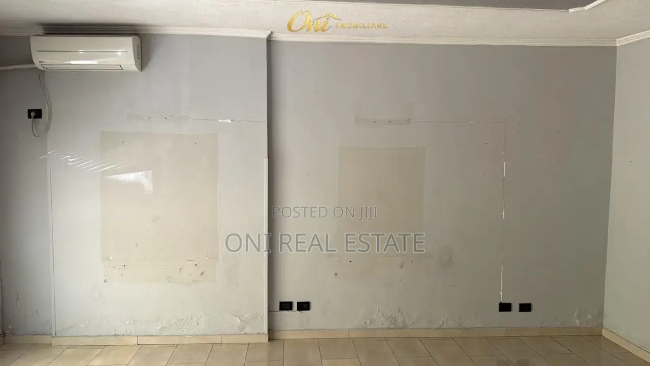 Store to rent Wilson Square (Tirana - city)