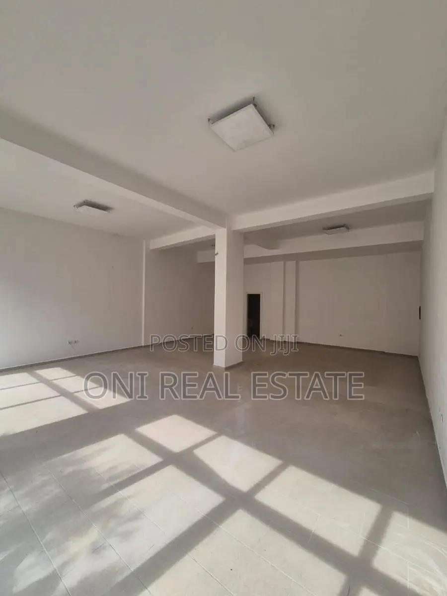 Store to rent Komuna e Parisit - Kristal Center (Tirana - city)