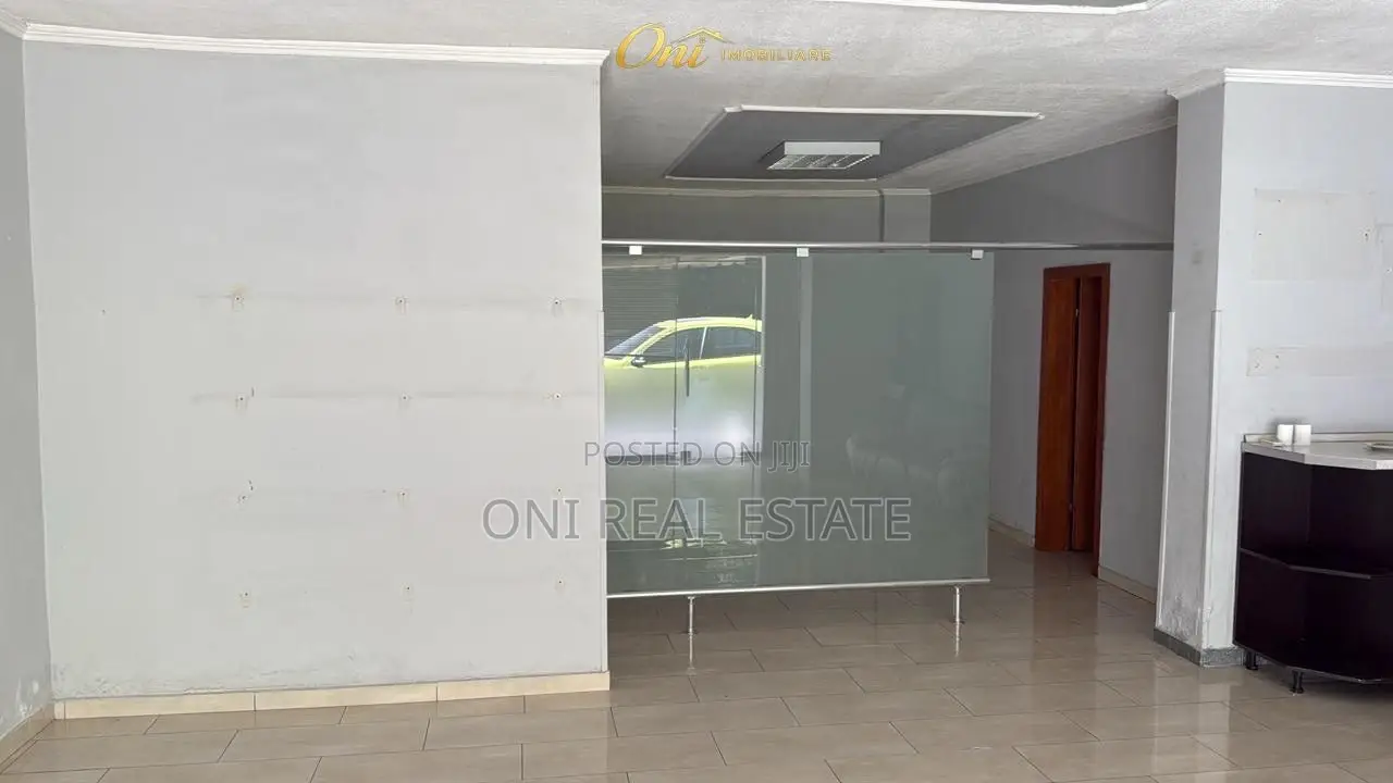 Store to rent Wilson Square (Tirana - city)