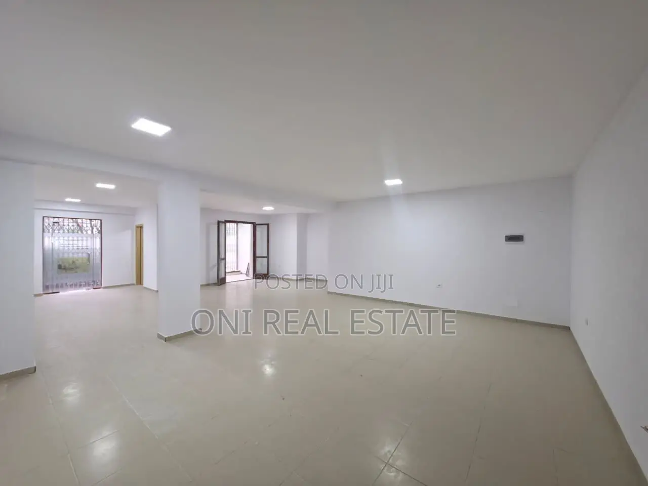 BUSINESS ENVIRONMENT FOR RENT •TOTAL AREA 90M2 •FLOOR 0 •OPEN SPACE •T