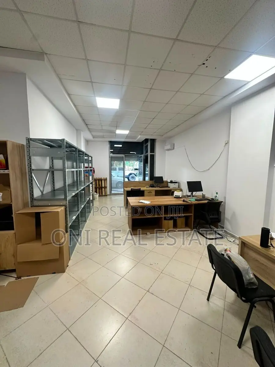 Store to rent Komuna e Parisit - Kristal Center (Tirana - city)