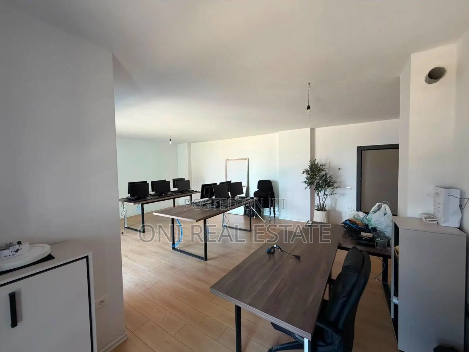 Office to rent Train Station - New Boulevard - Brrake (Tirana - city)