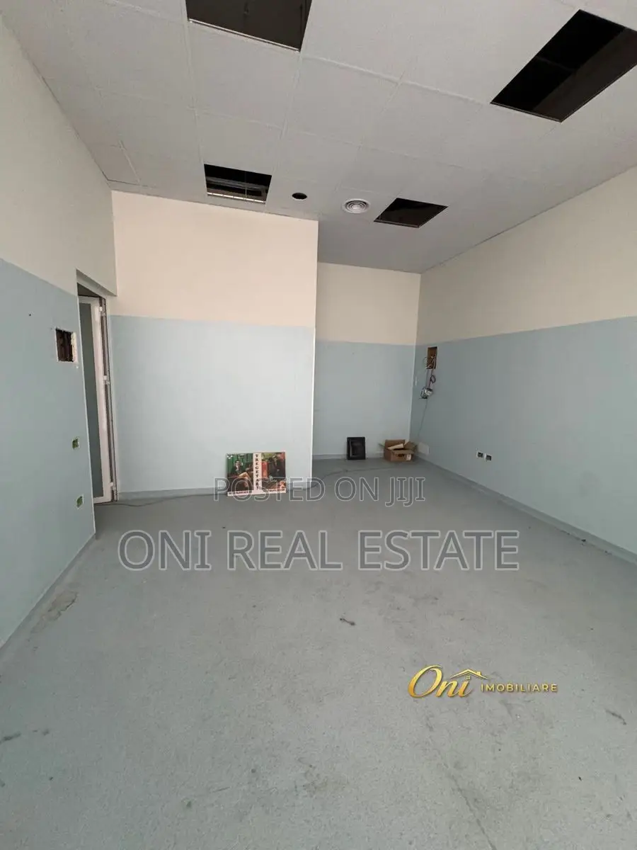 Store to rent Komuna e Parisit - Kristal Center (Tirana - city)