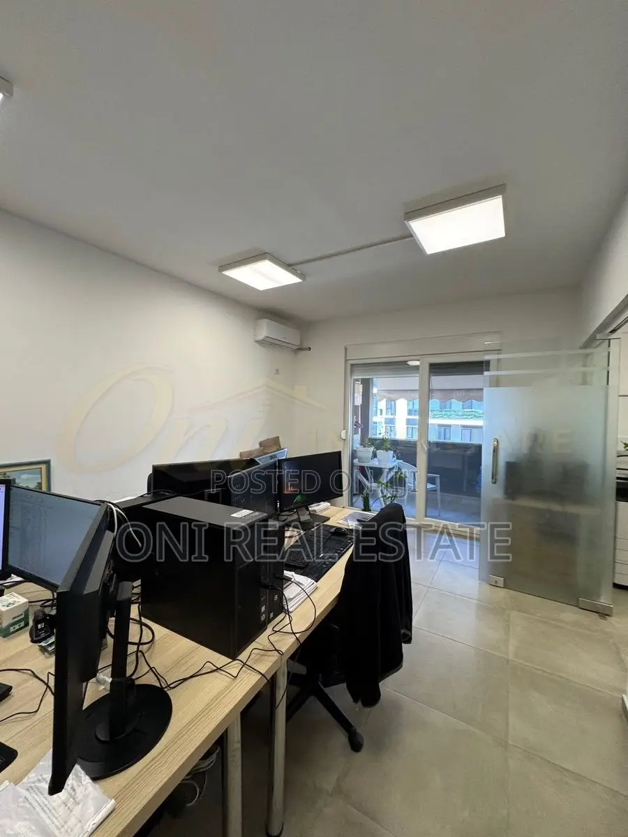 Office to rent Komuna e Parisit - Kristal Center (Tirana - city)