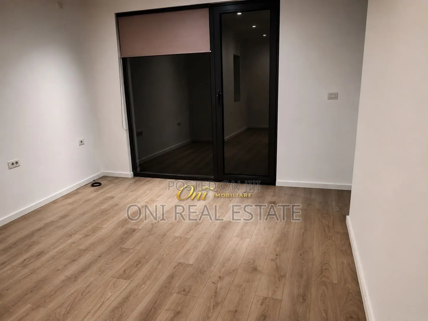 Office to rent Komuna e Parisit - Kristal Center (Tirana - city)