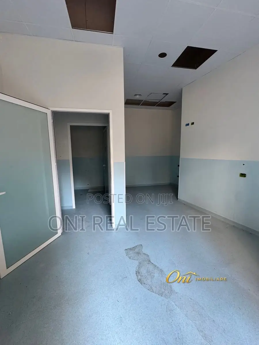 Store to rent Komuna e Parisit - Kristal Center (Tirana - city)