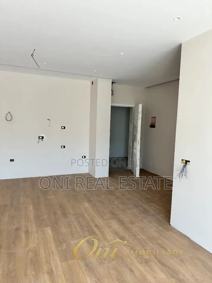 Office to rent Komuna e Parisit - Kristal Center (Tirana - city)