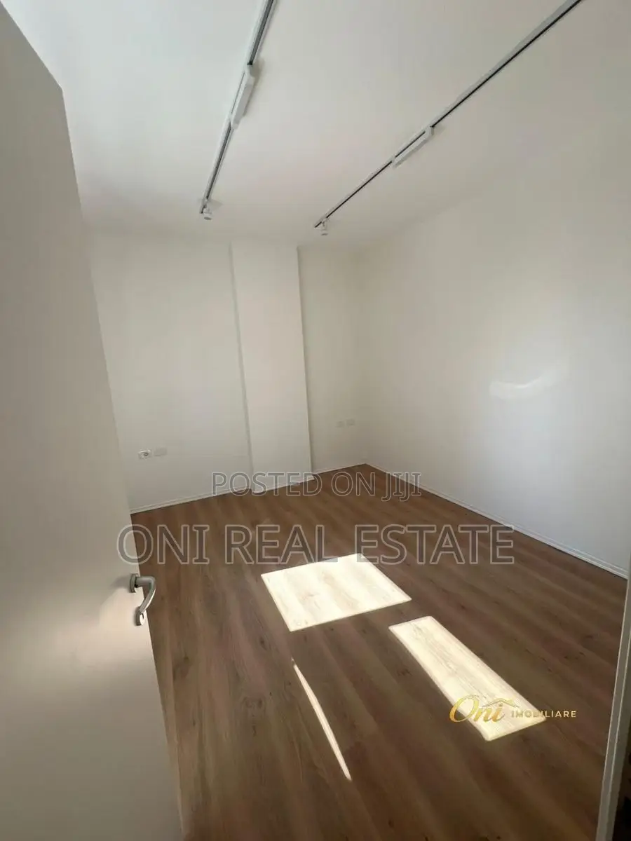 Office to rent New Bazaar - Red School (Tirana - city)