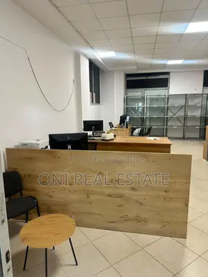 Store to rent Komuna e Parisit - Kristal Center (Tirana - city)