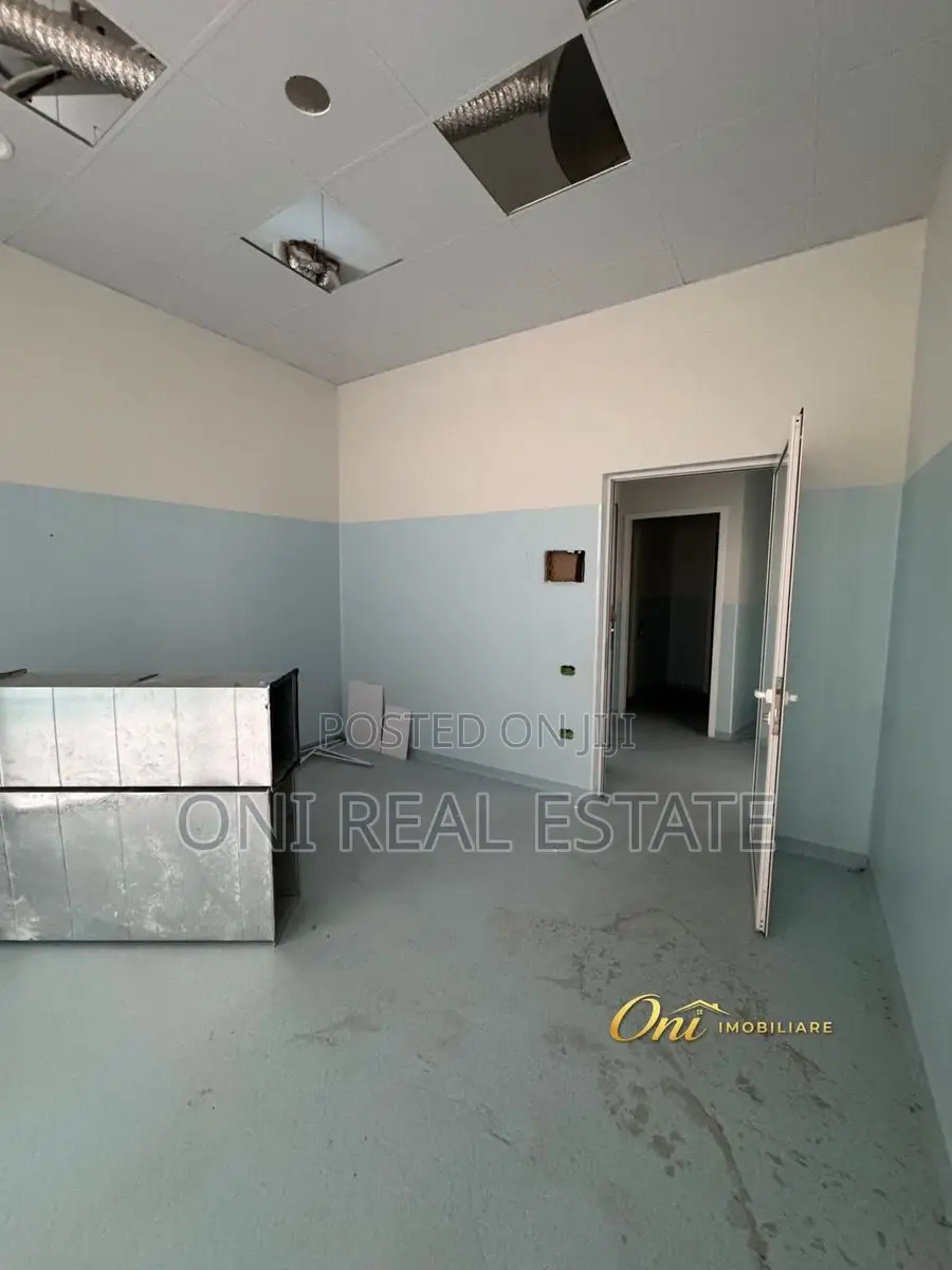 Store to rent Komuna e Parisit - Kristal Center (Tirana - city)