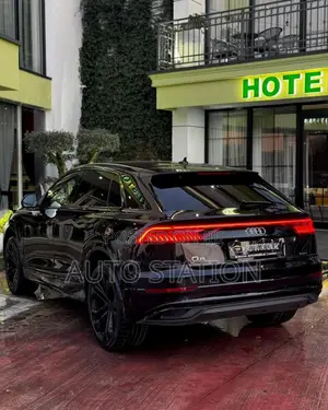 AUDI Q8