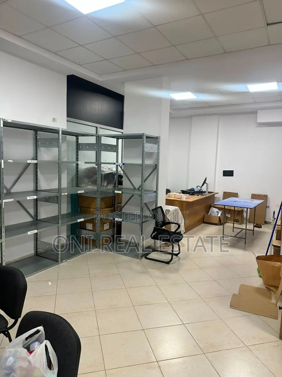 Store to rent Komuna e Parisit - Kristal Center (Tirana - city)