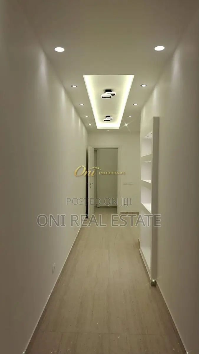 Office to rent New Tirana - Petro Nini Luarasi - Guard (Tirana - city)