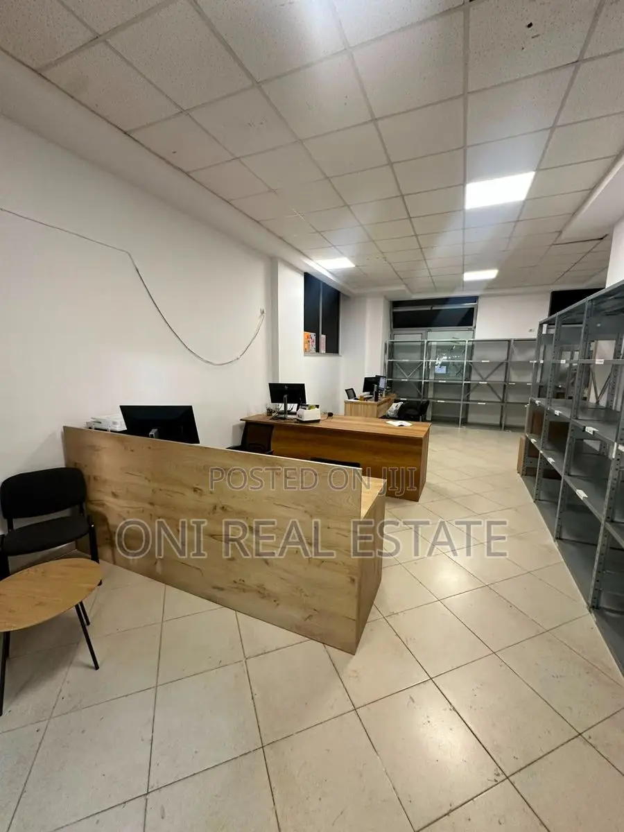 Store to rent Komuna e Parisit - Kristal Center (Tirana - city)