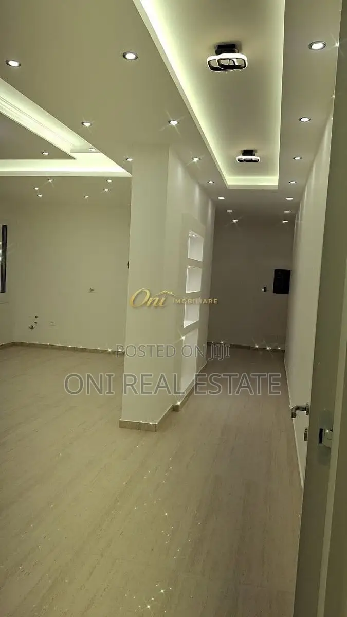 Office to rent New Tirana - Petro Nini Luarasi - Guard (Tirana - city)