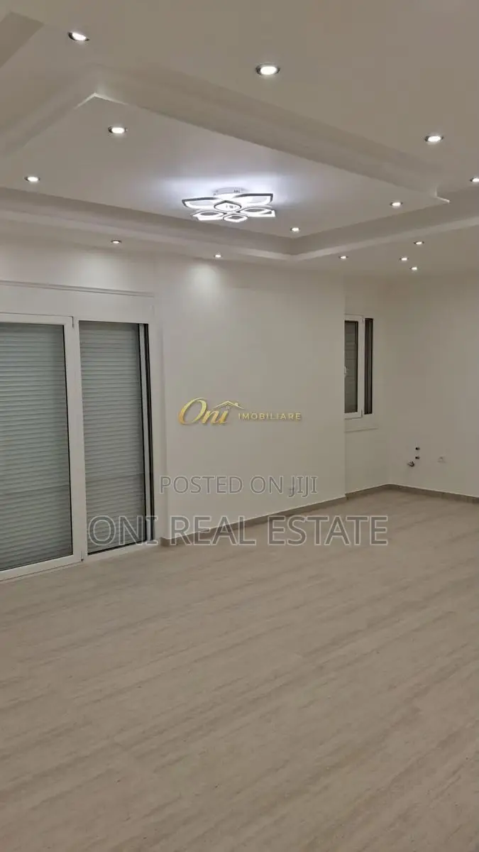 Office to rent New Tirana - Petro Nini Luarasi - Guard (Tirana - city)