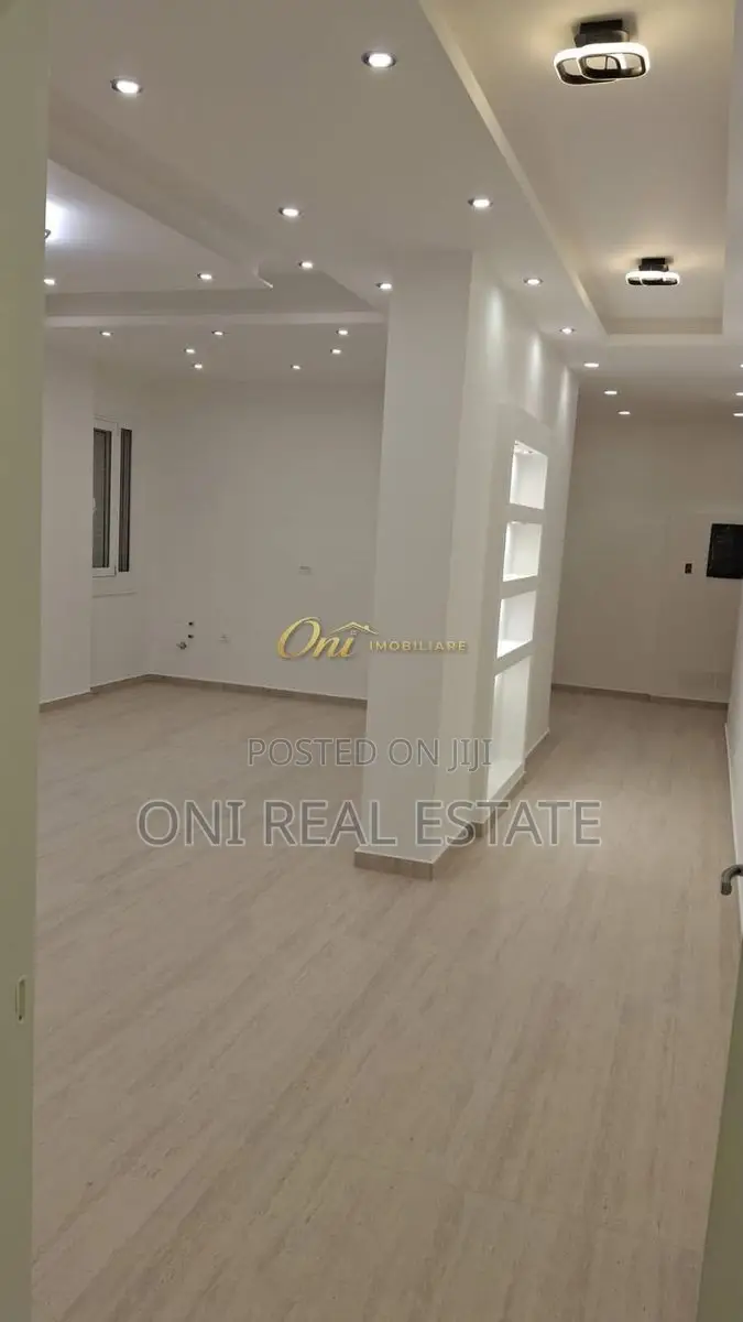 Office to rent New Tirana - Petro Nini Luarasi - Guard (Tirana - city)