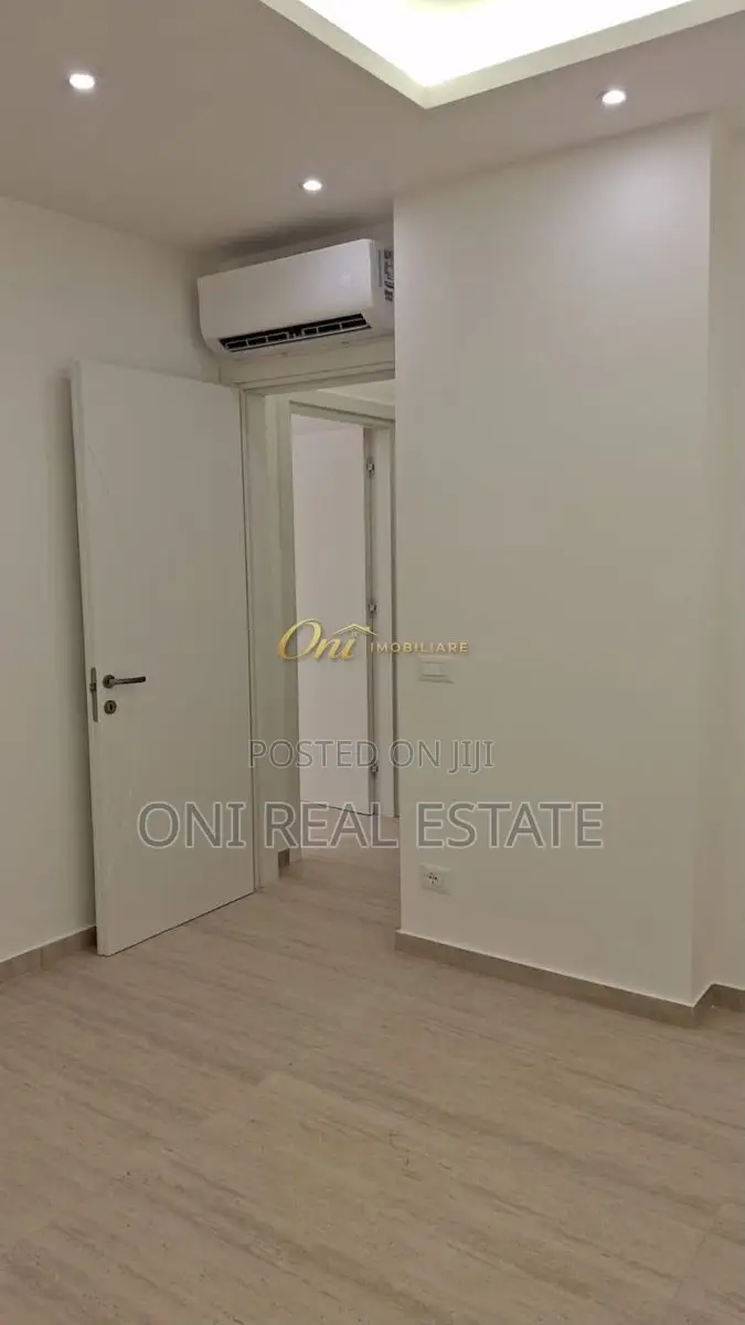 Office to rent New Tirana - Petro Nini Luarasi - Guard (Tirana - city)