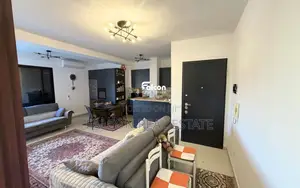 Shitet Apartament 2+1+2 me Verandë, në Zonën e Spitalit, Durrës !!