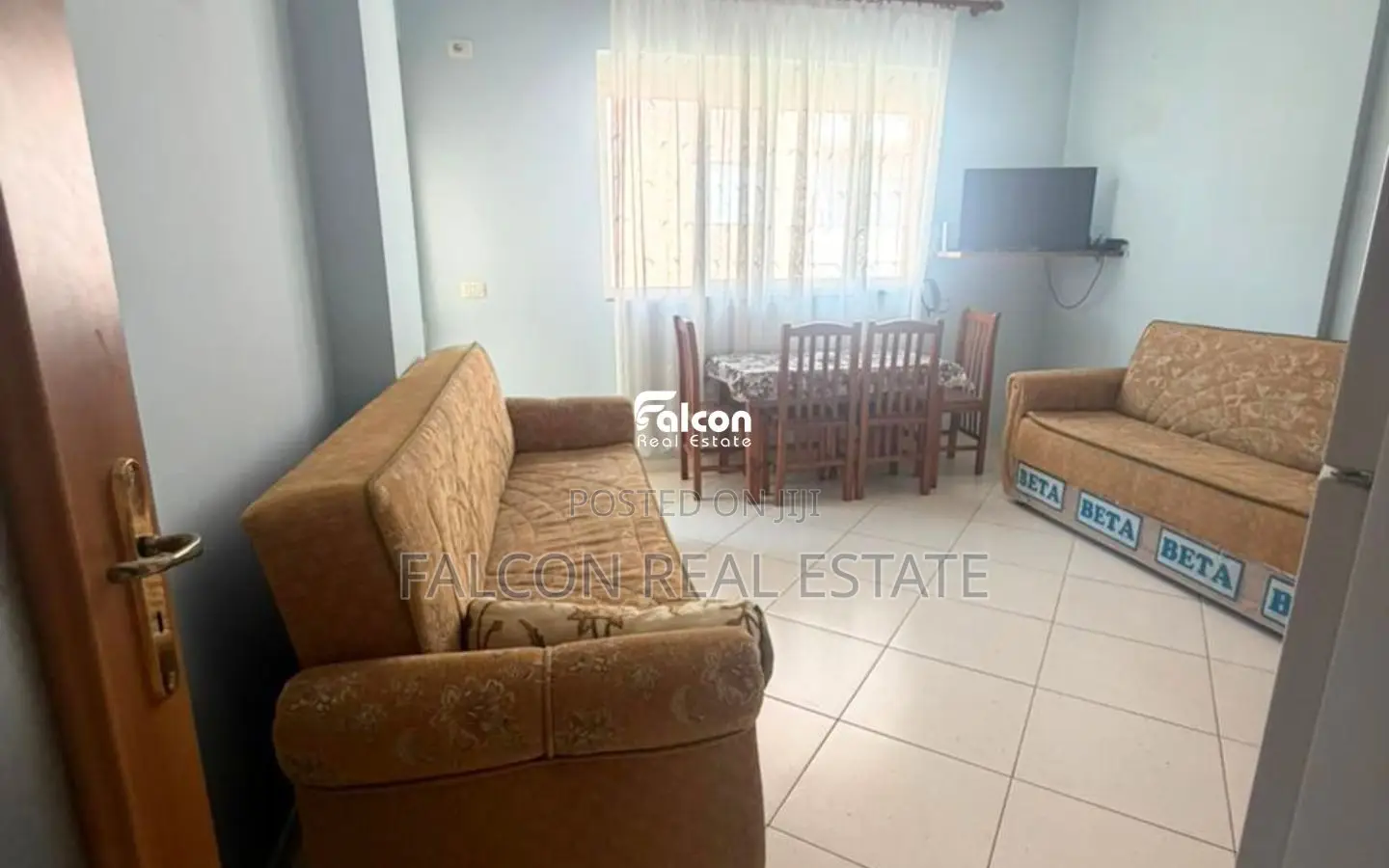 Apartament 1+1 për Shitje-Vendndodhja: Shkëmbi i Kavajës, sipër rrugës