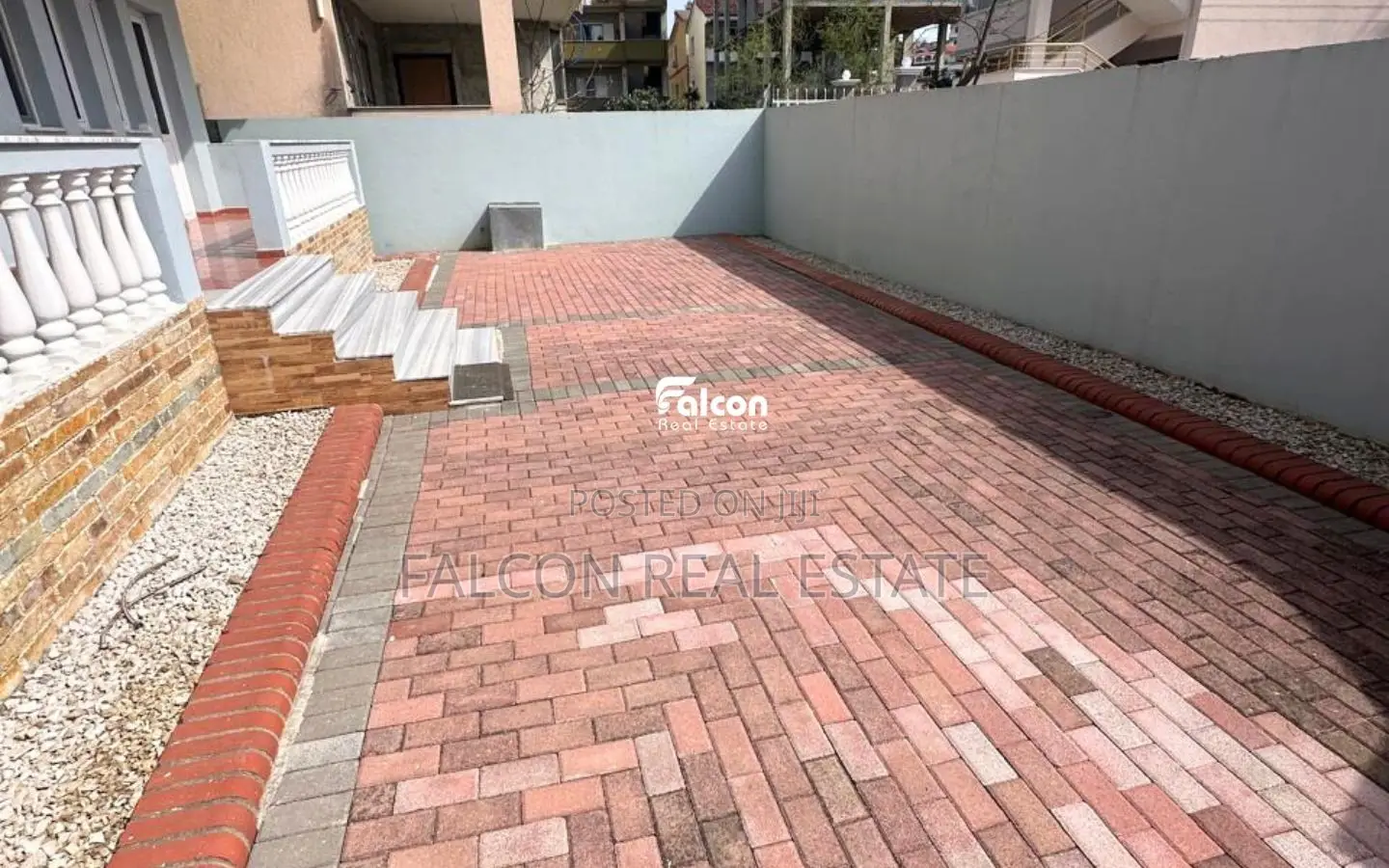 Jepet me Qera Vilë me 3 Apartamente 3+1, Plazh – Iliria !!